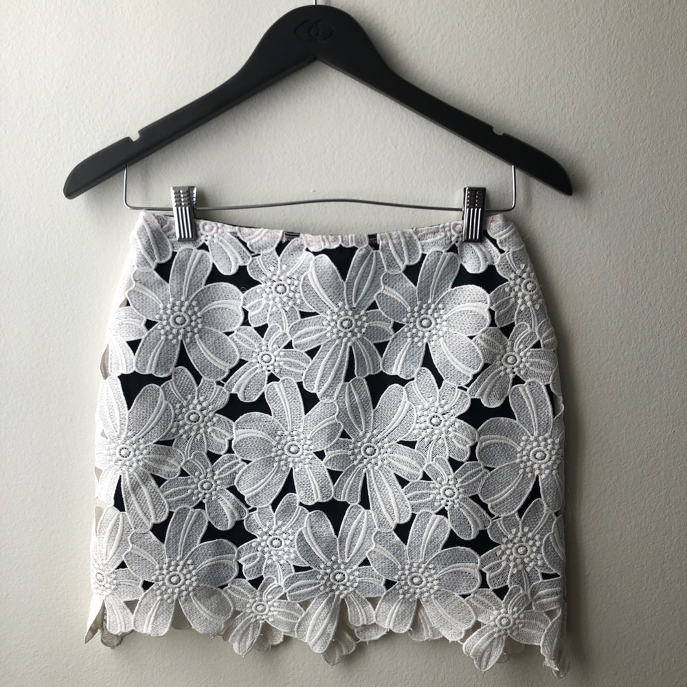 WHITE FLORAL EMBROIDERED MINI SKIRT